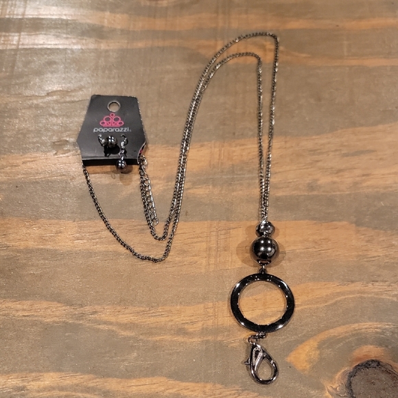 Paparazzi Metallic Necklace with Circular Charm - Picture 1 of 5